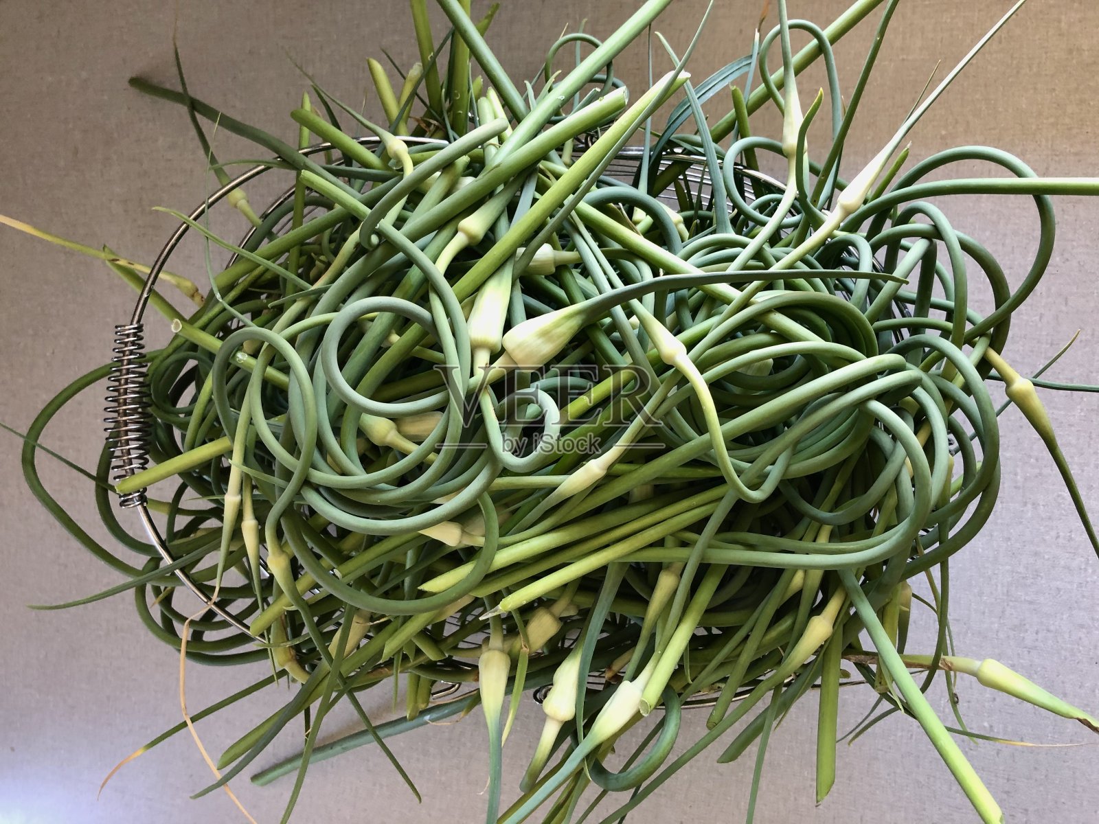 满满一篮蒜蓉照片摄影图片