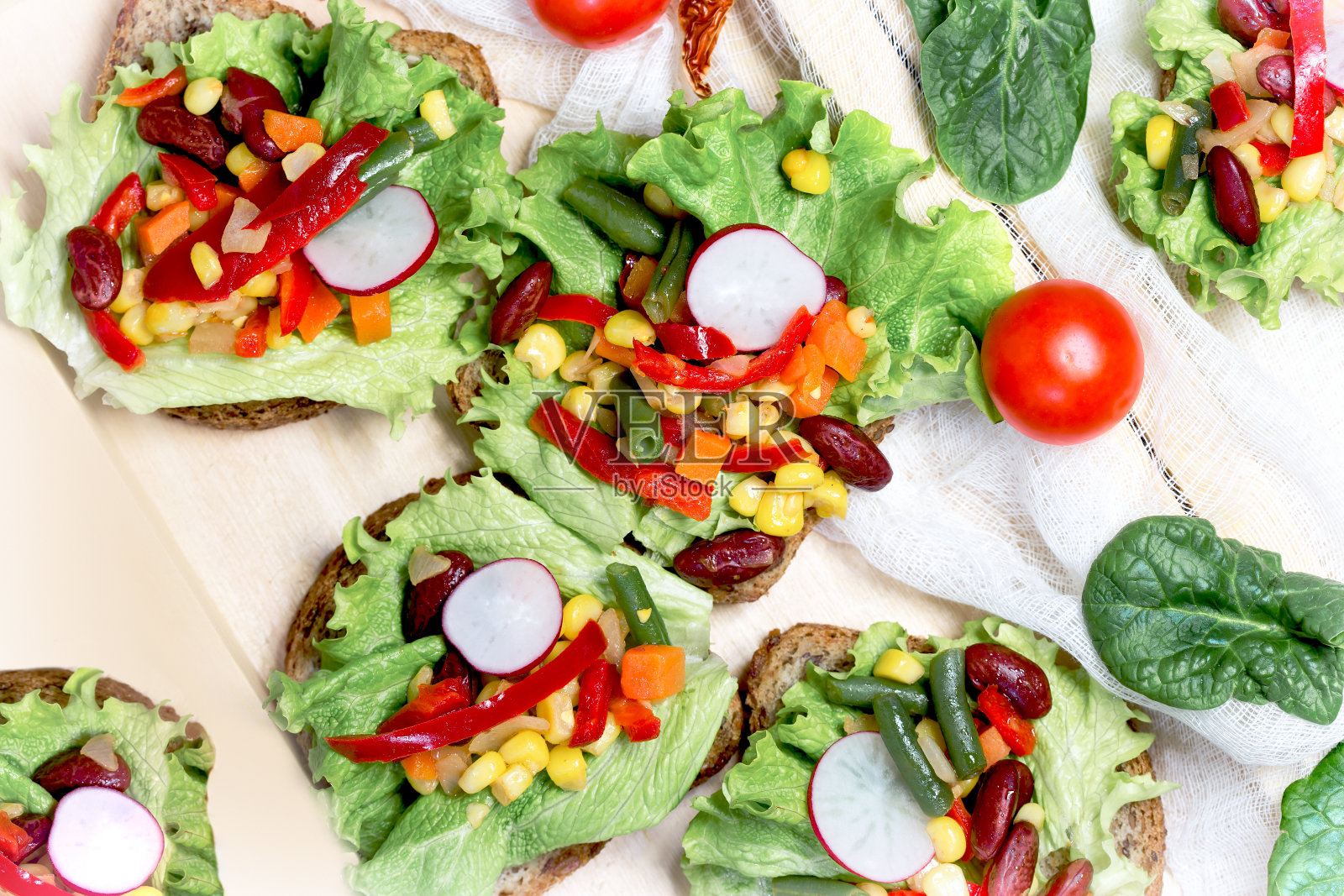 健康饮食,健康食品,素食三明治,用新鲜有机蔬菜自制的健康餐片全麦面包——全麦面包照片摄影图片