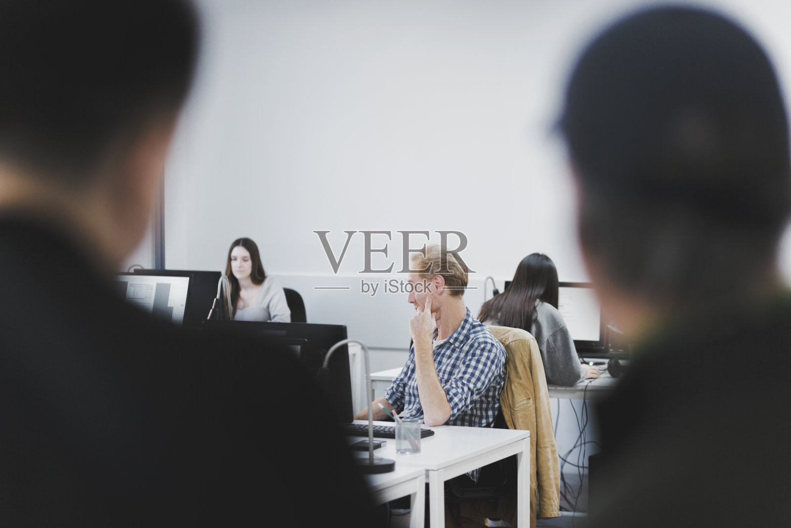 办公室工作人员说照片摄影图片