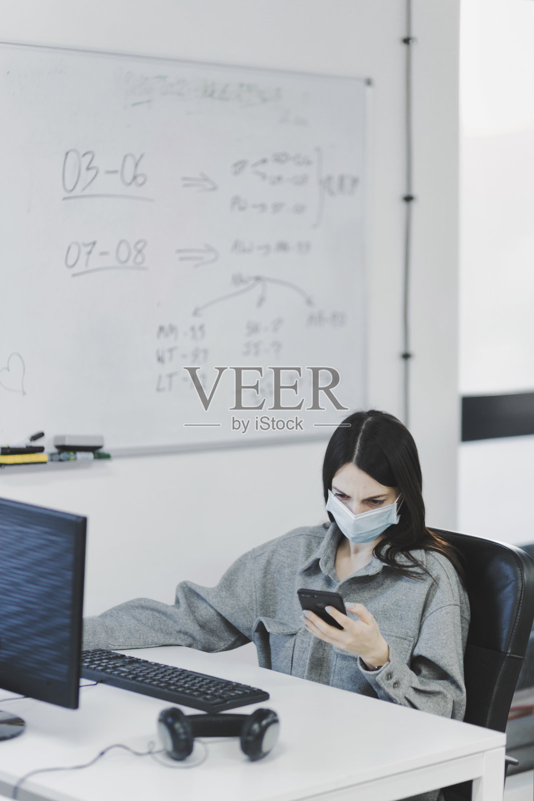 在办公室里戴着防护面具的女人照片摄影图片