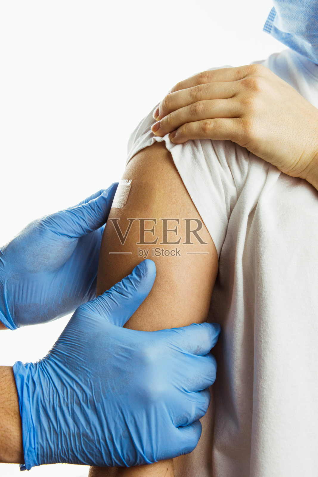 在肩白背景下进行疫苗注射照片摄影图片
