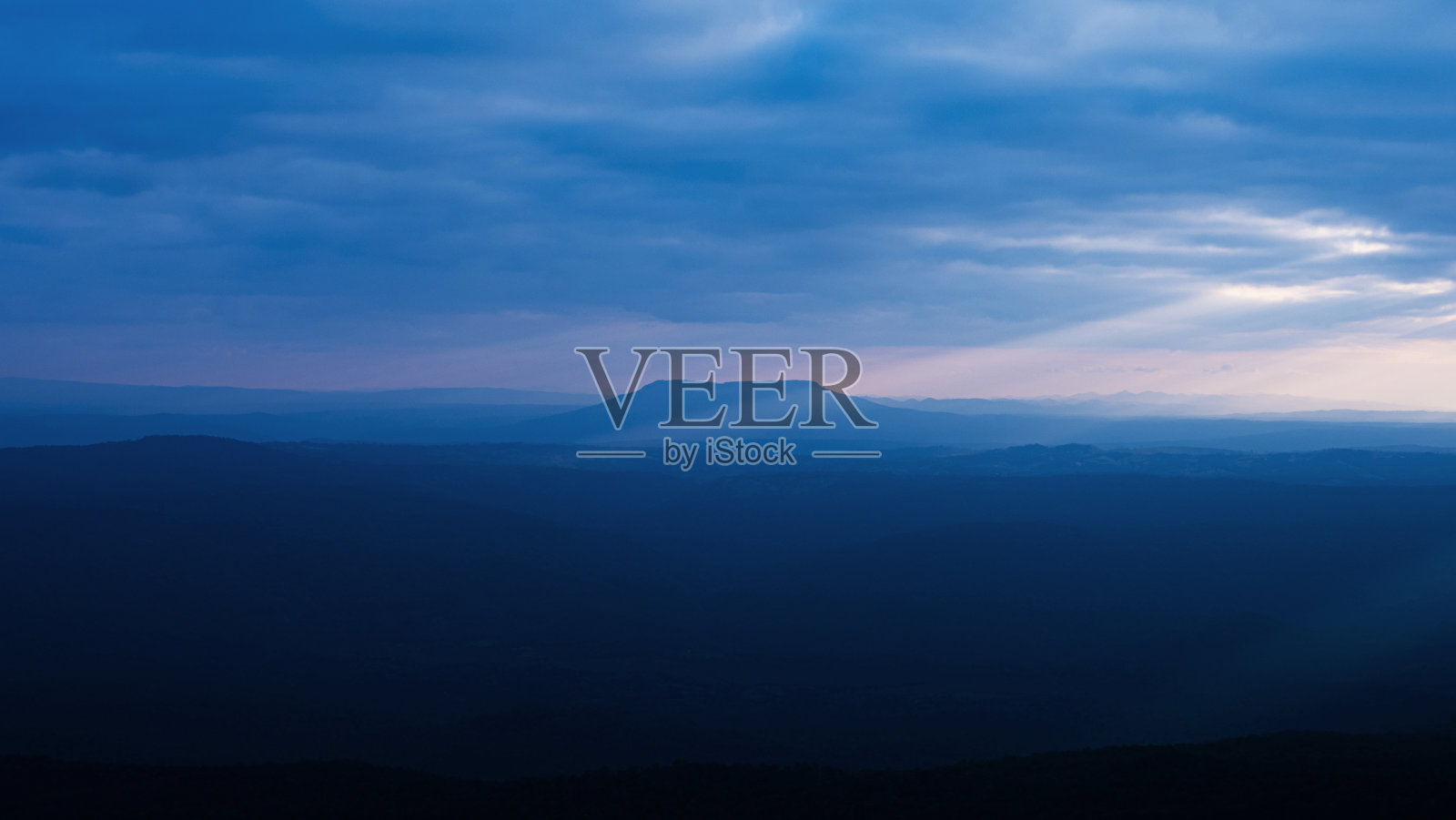 在Phu Kradueng的Pha Yieb Mek,壮观的日落,天空宽阔和高的山景观照片摄影图片