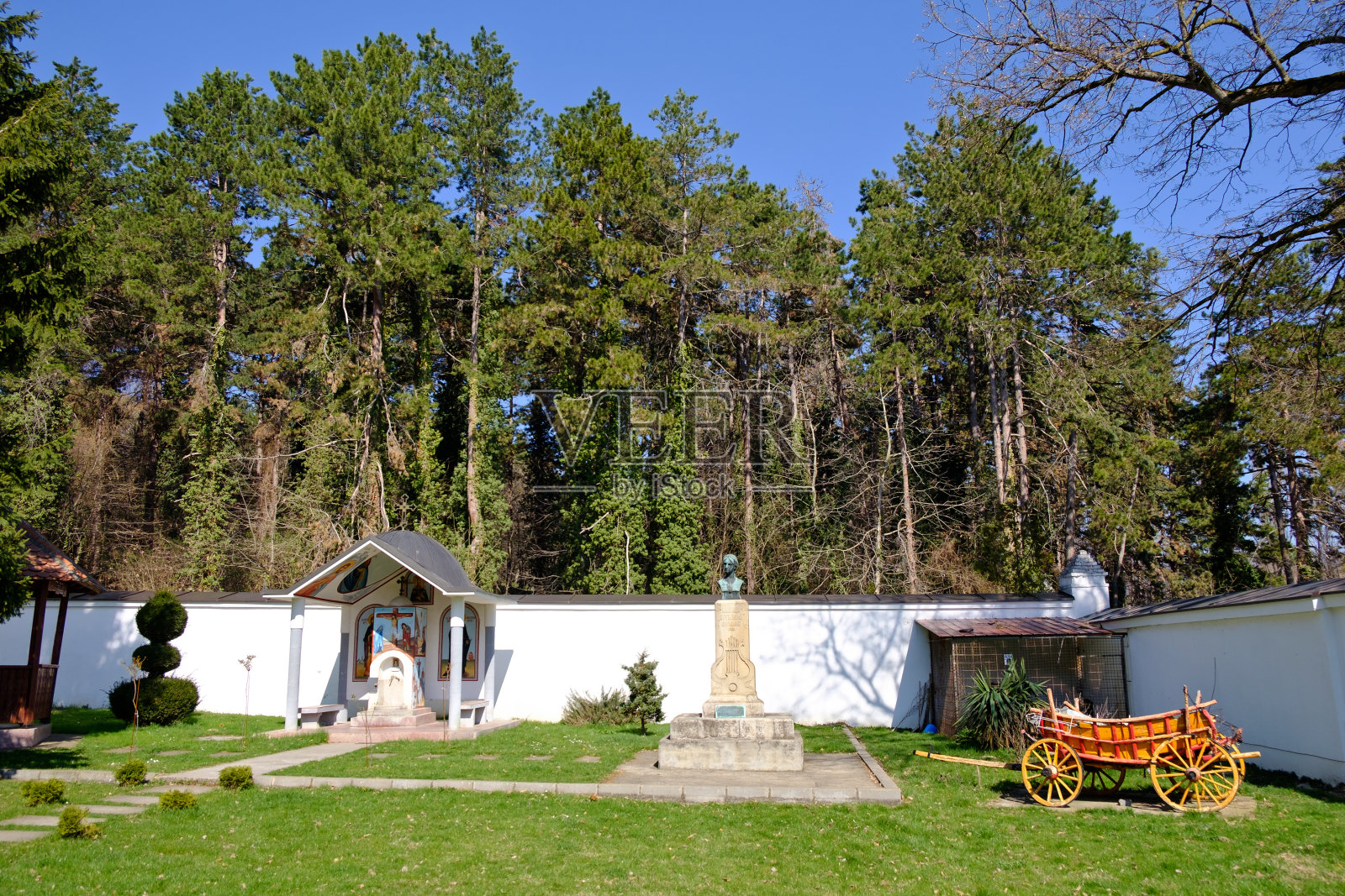 塞尔维亚Fruska Gora山上的Vrdnik-Ravanica塞尔维亚东正教修道院照片摄影图片