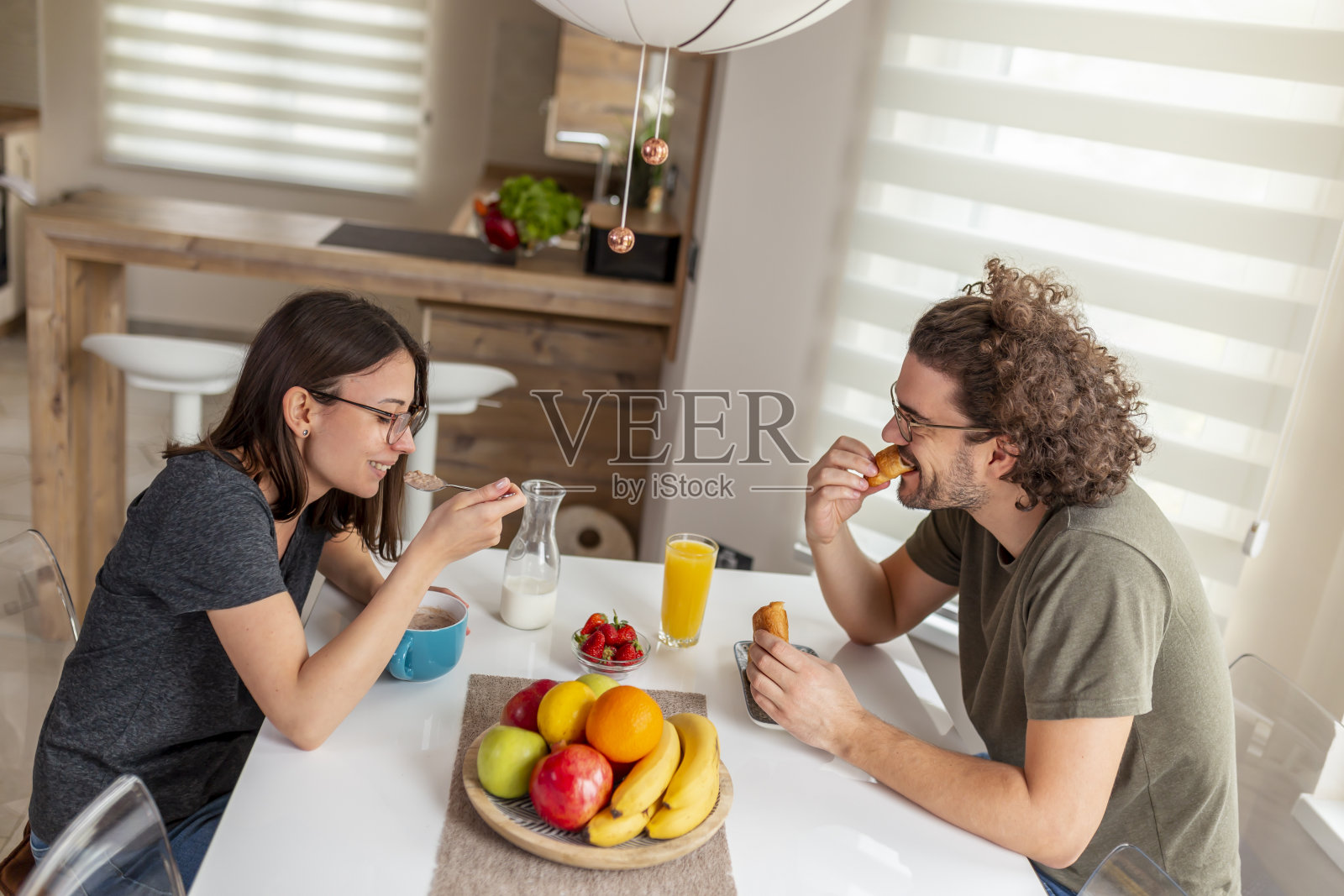 一对相爱的情侣在吃早餐照片摄影图片