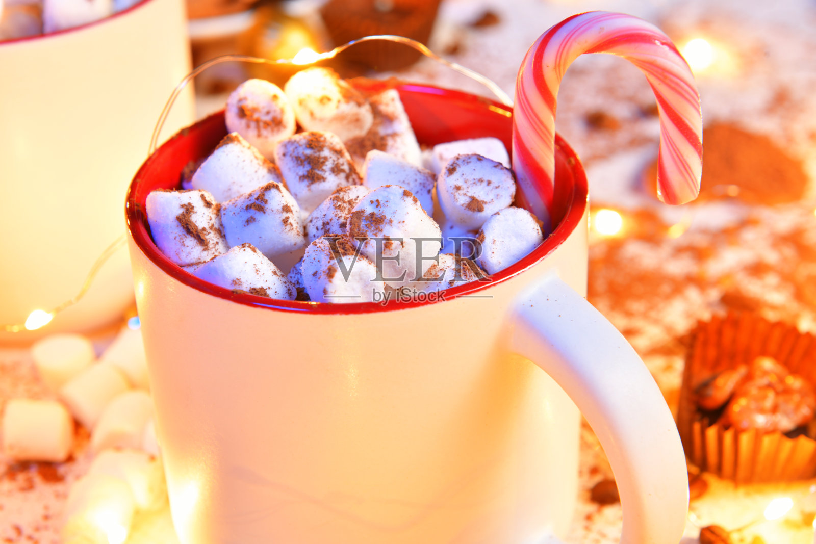 巧克力糖果,橘子,饼干,棉花糖和可可拿铁等装饰背景,在白色的木头上照片摄影图片