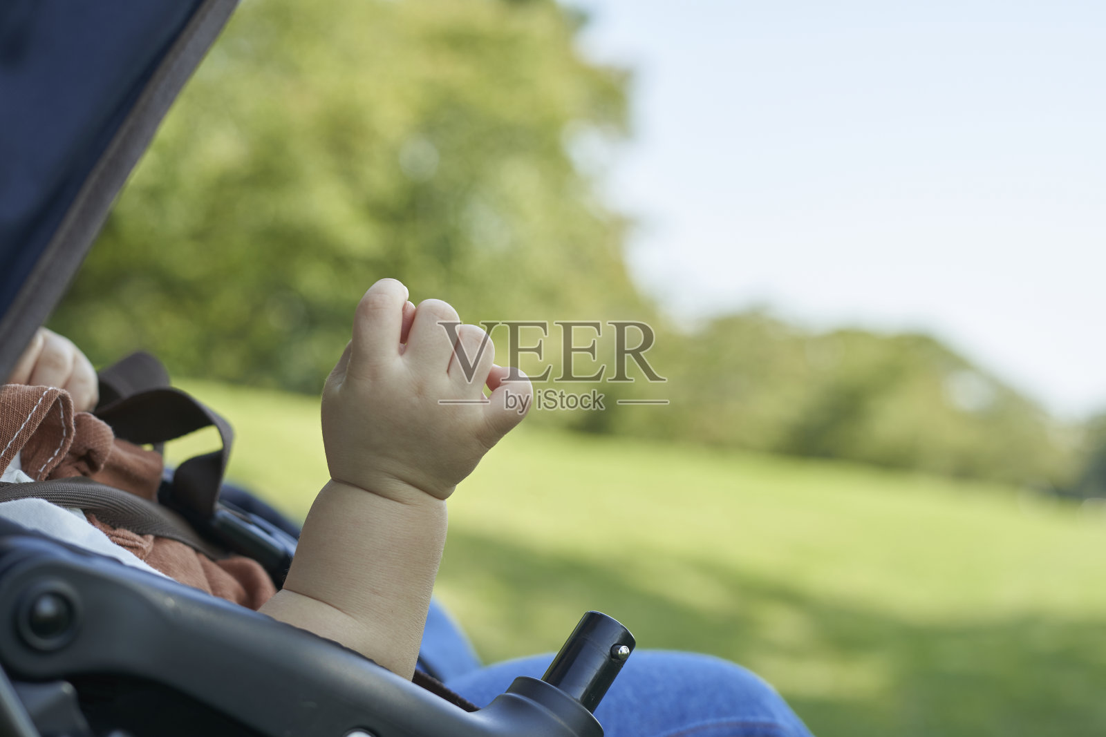 可爱的日本婴儿在婴儿车照片摄影图片