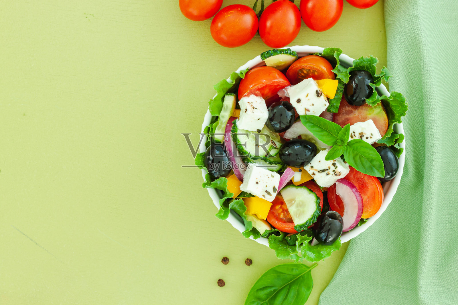 蔬菜沙拉配西红柿和新鲜蔬菜照片摄影图片