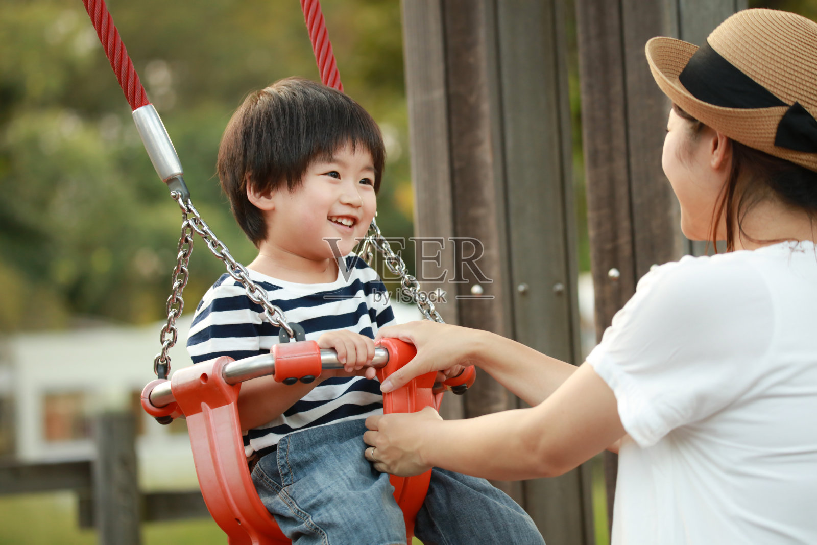 父母和孩子在荡秋千照片摄影图片