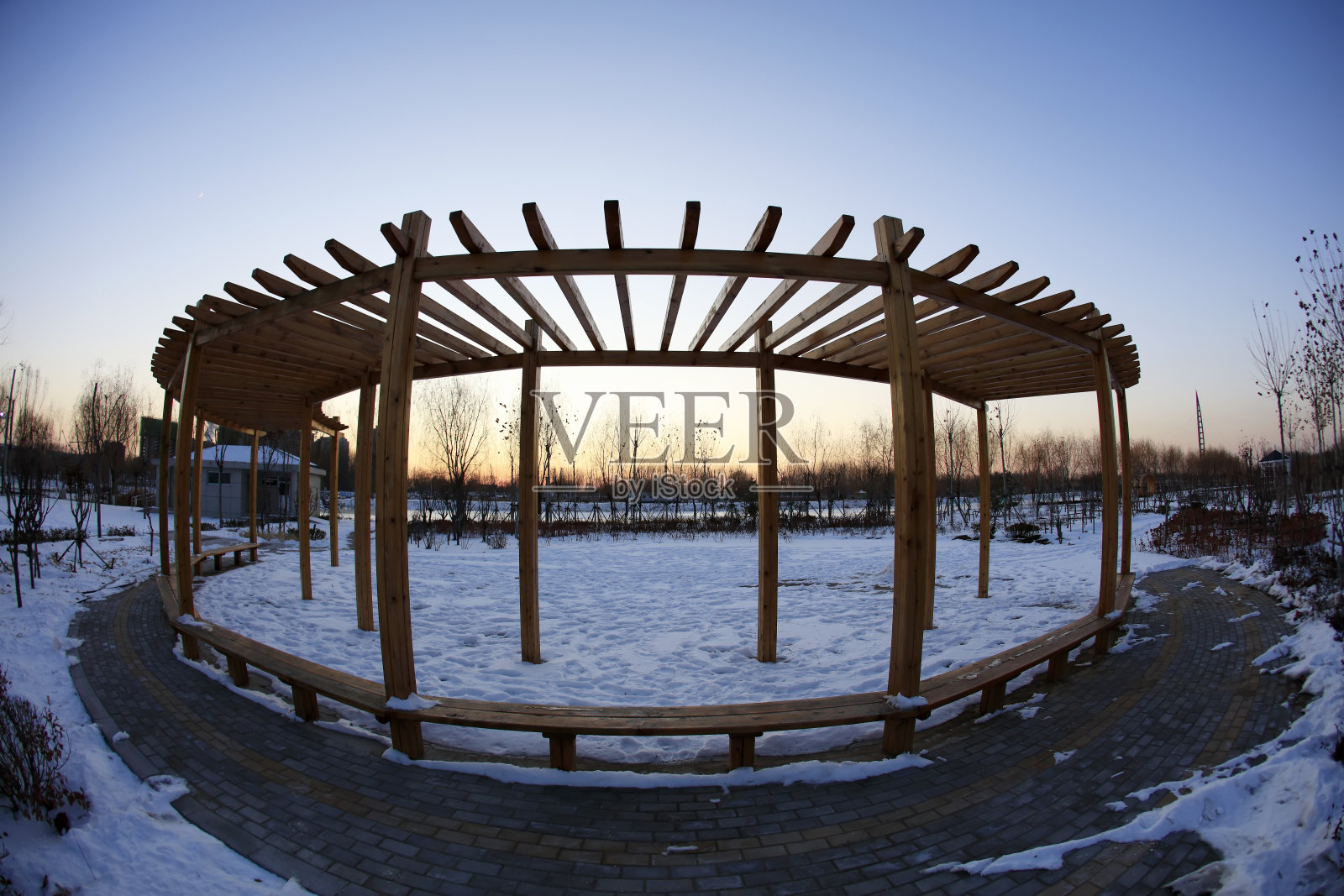 傍晚的木制走廊照片摄影图片