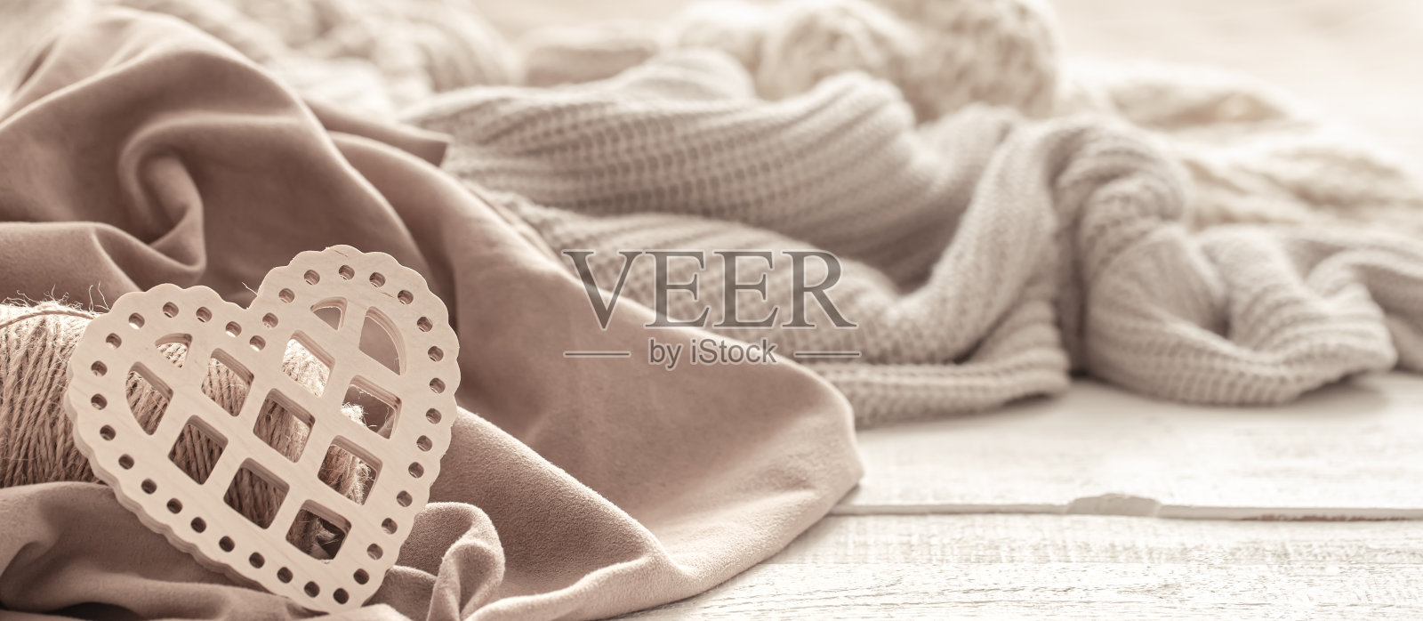 在模糊的背景上,一个木制的心的可爱的构图。照片摄影图片