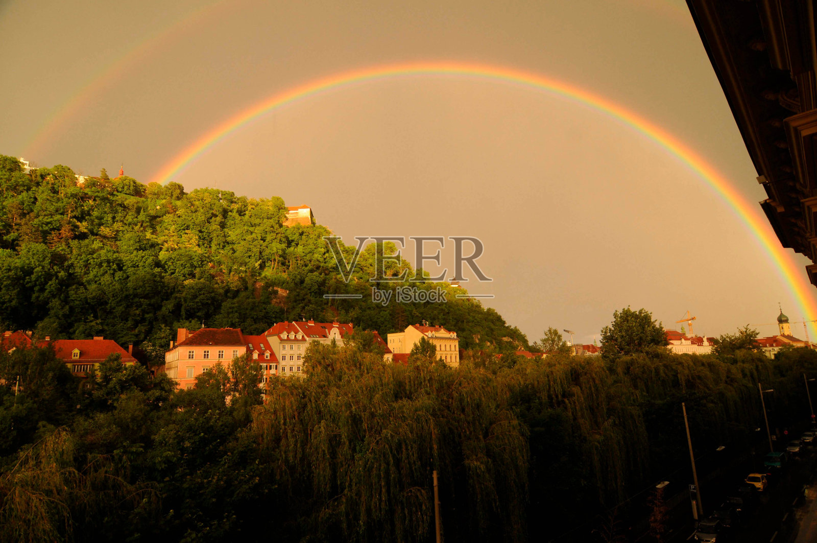格拉茨市上空的双彩虹照片摄影图片