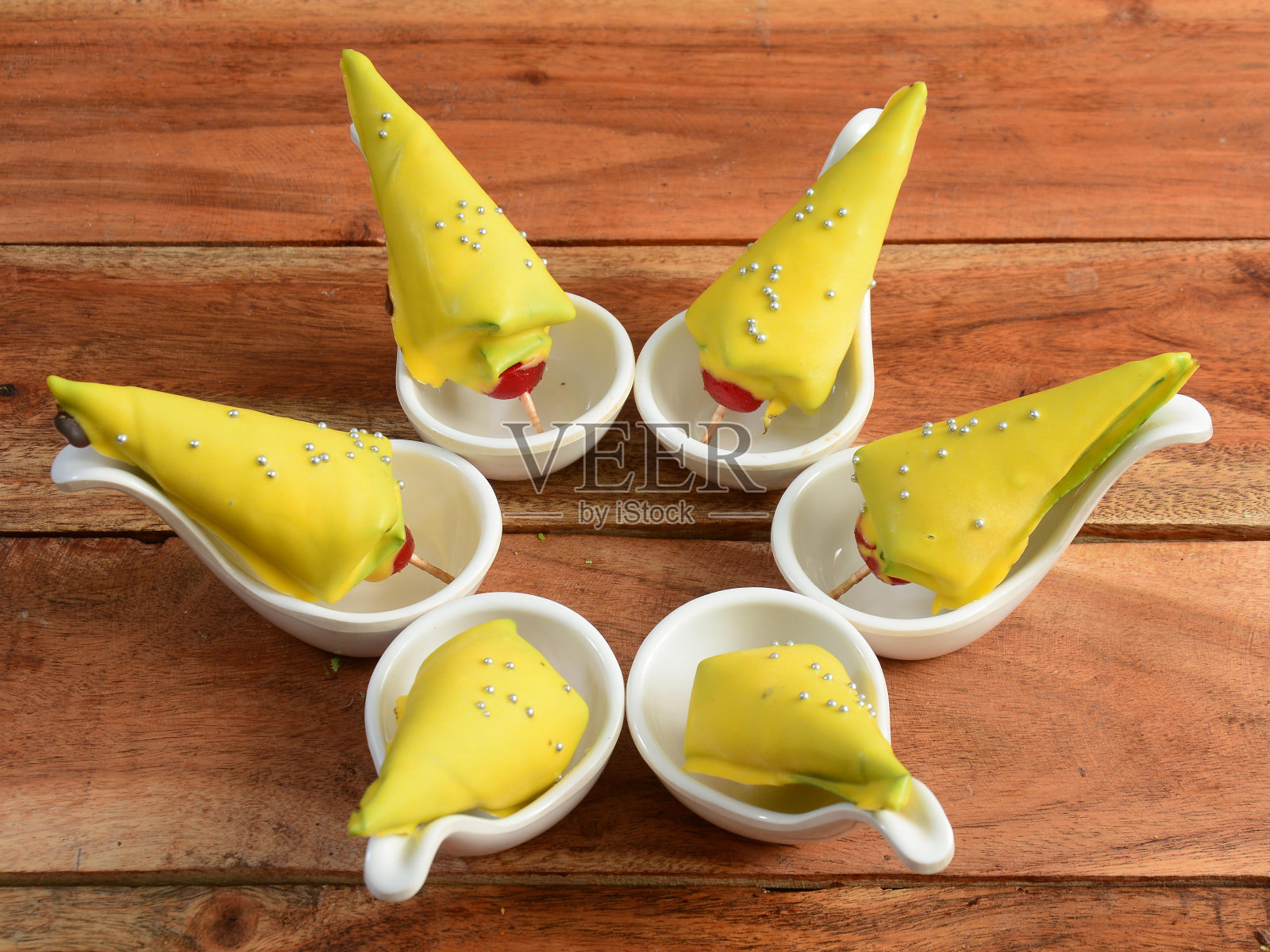 玛莱巧克力口味的槟榔叶冰填樱桃称为玛莱巧克力paan。一种广受喜爱的口腔清新剂和甜点配方,有选择的重点在白色盘子照片摄影图片