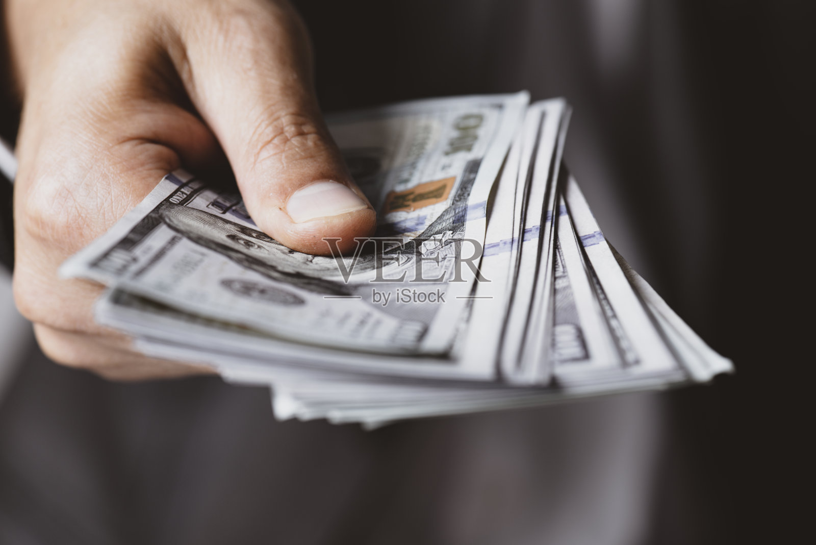 人给美元照片摄影图片