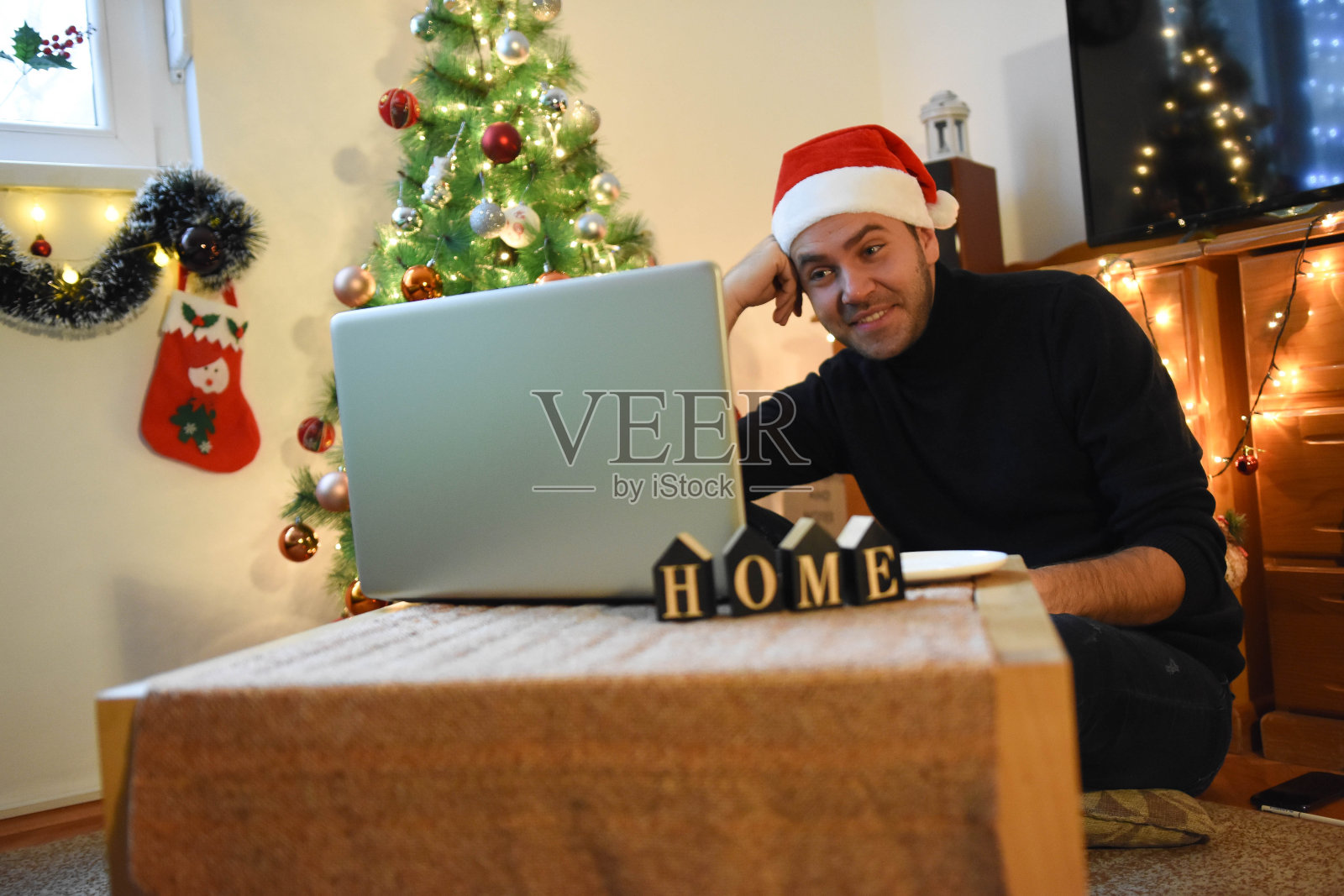 年轻人在家工作照片摄影图片