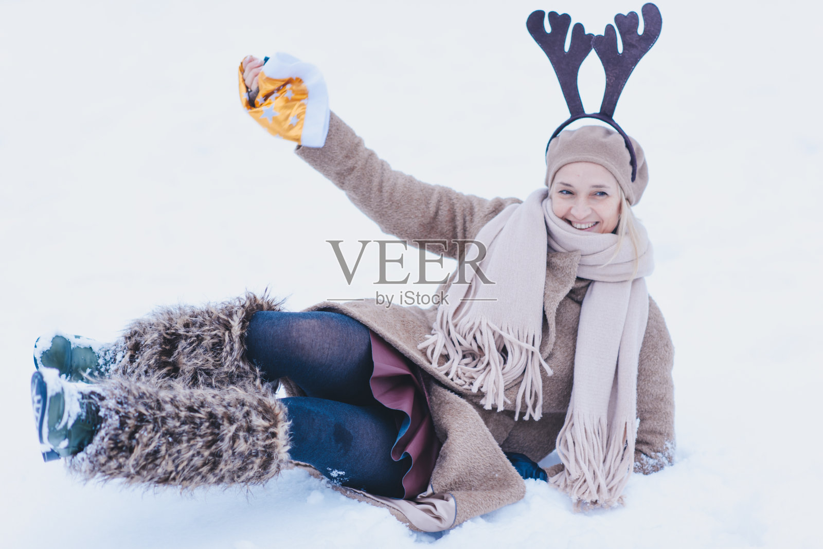 女孩躺在羽毛笔上笑着。照片摄影图片