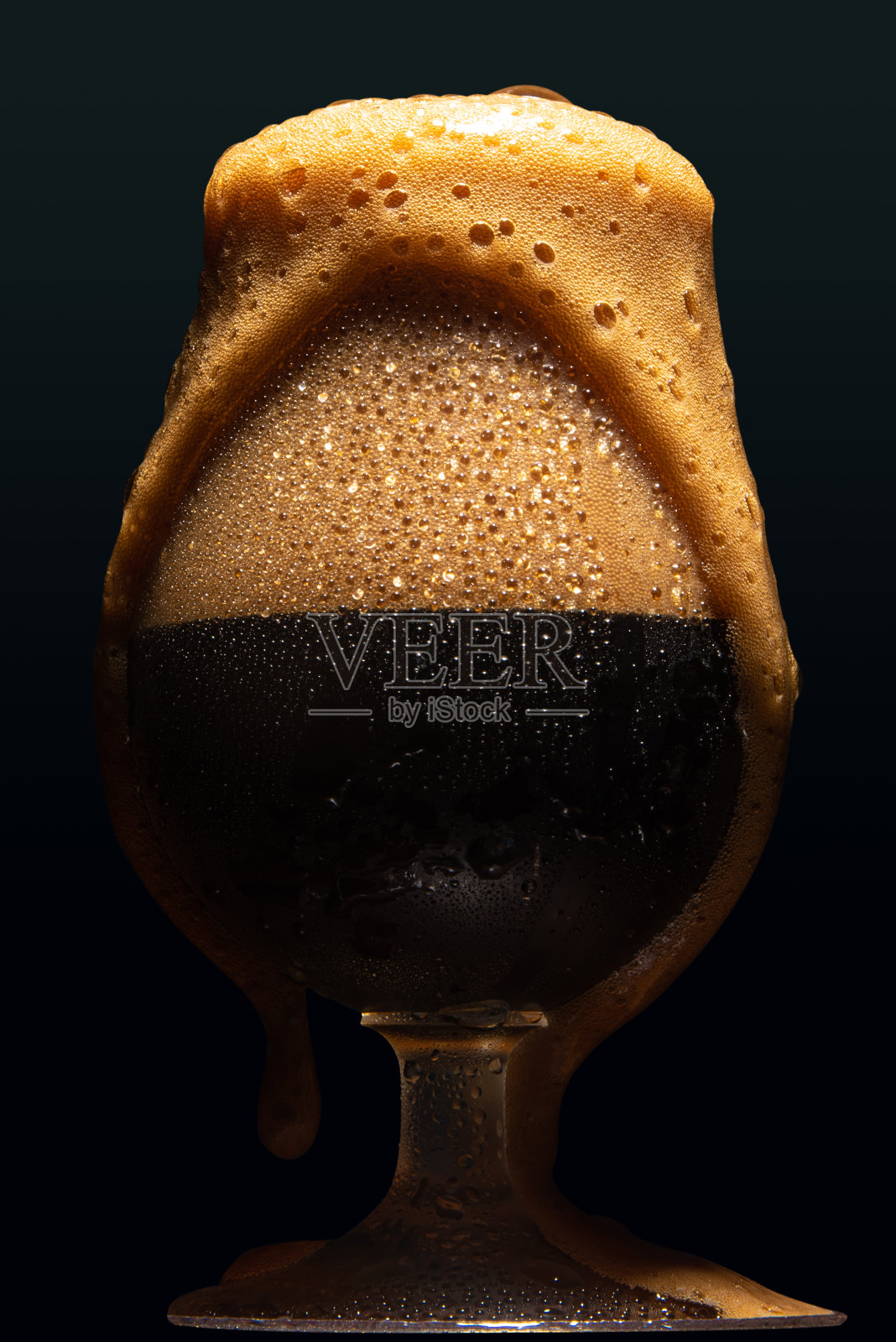 啤酒,深色背景的冰啤酒,选择性聚焦。照片摄影图片