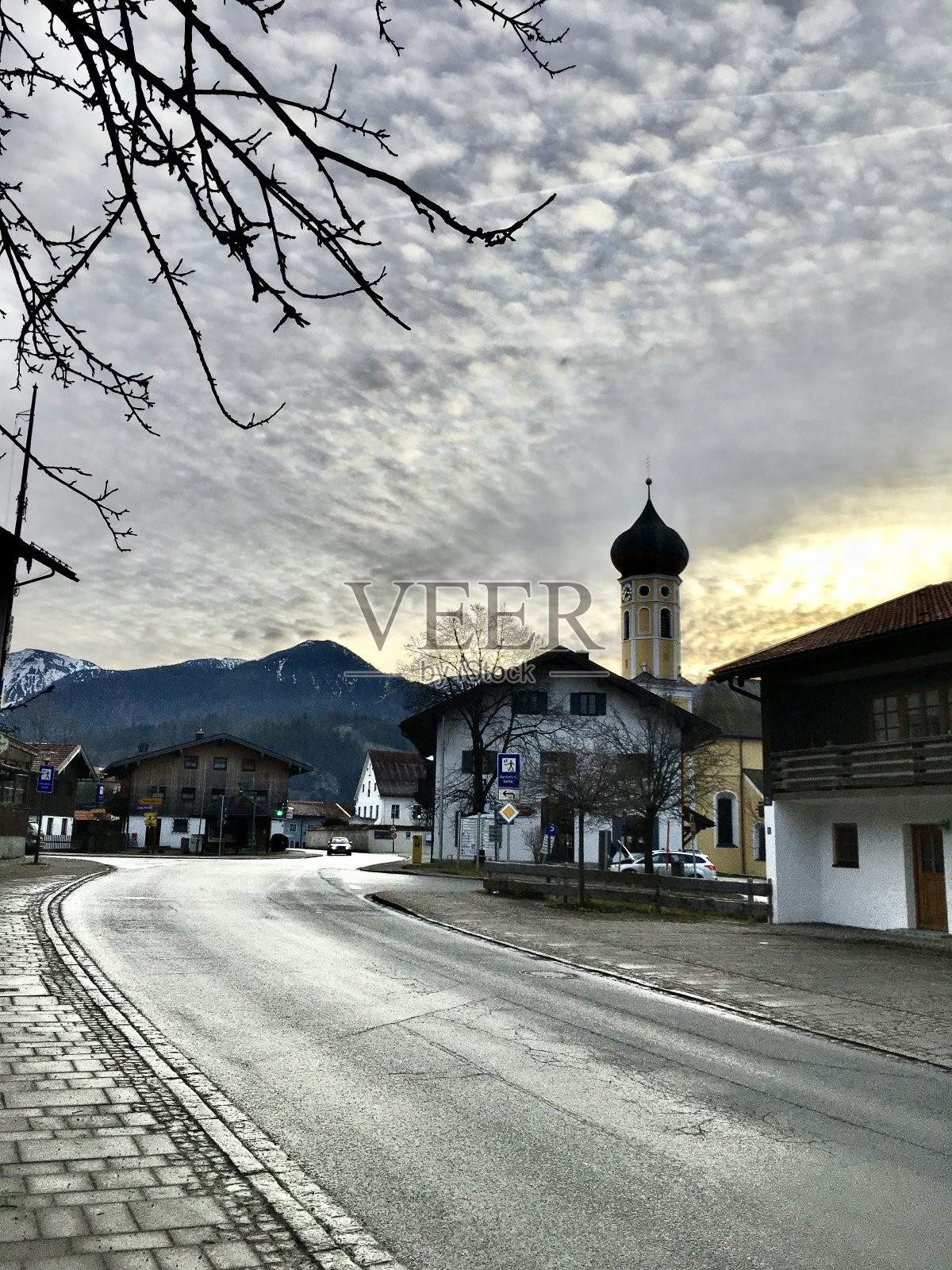 漫步秋天的巴伐利亚州。一个灰暗的日子,但有美丽的日落。照片摄影图片