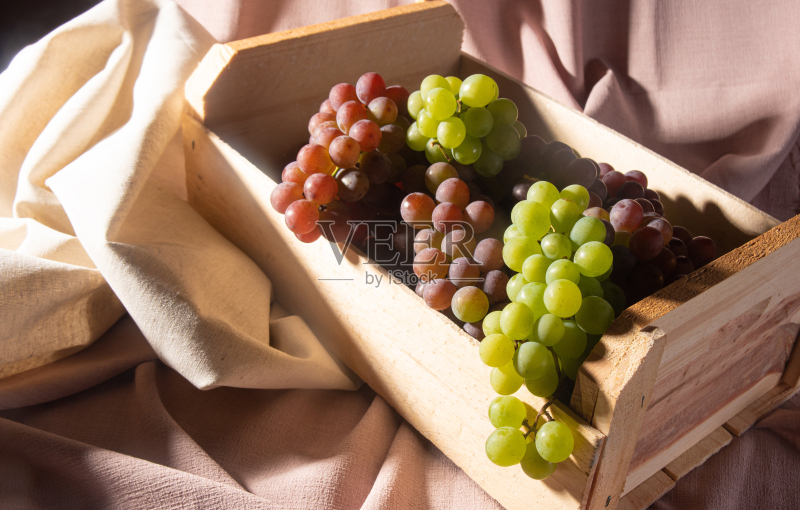 葡萄装在木盒子里,背景是纸巾,景深低,选择性聚焦。照片摄影图片