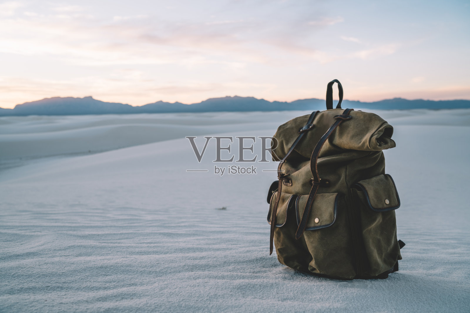 专业背包在白色惊人的沙漠照片摄影图片