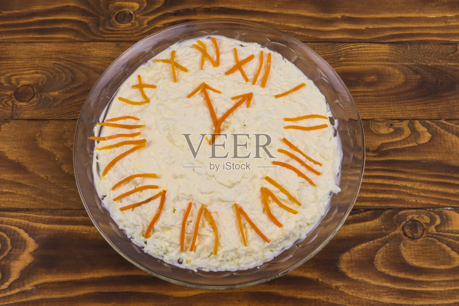 新年假日沙拉“时钟”放在木桌上。俯视图照片摄影图片