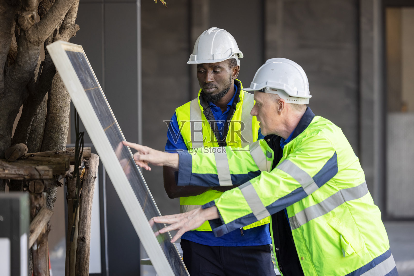 男子向工程师团队展示太阳能电池板技术照片摄影图片