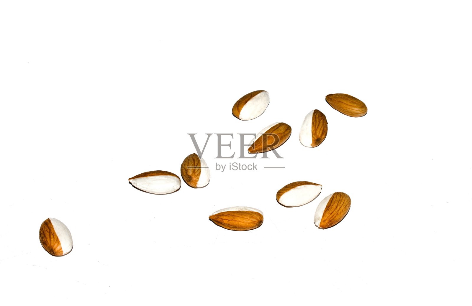 一组半剥皮的湿杏仁孤立在白色上。照片摄影图片