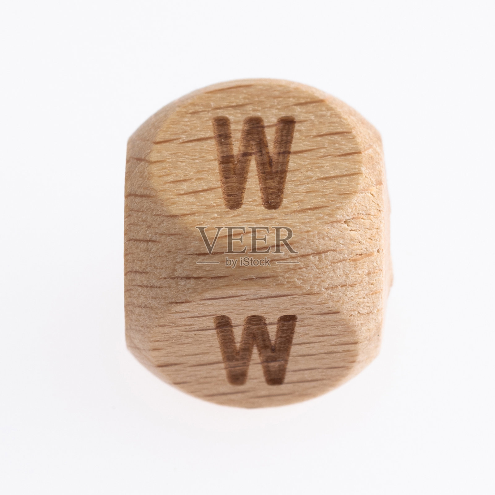白色背景上有字母W的木粒照片摄影图片