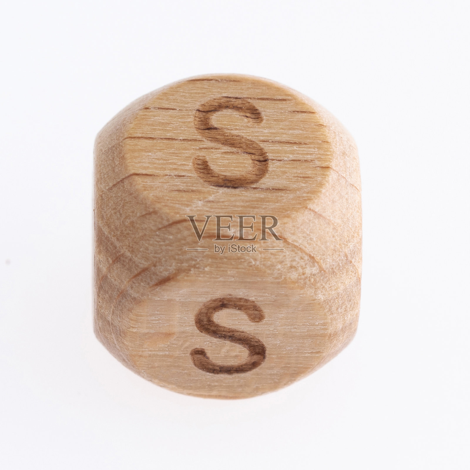 白色背景上有字母S的木骰子照片摄影图片