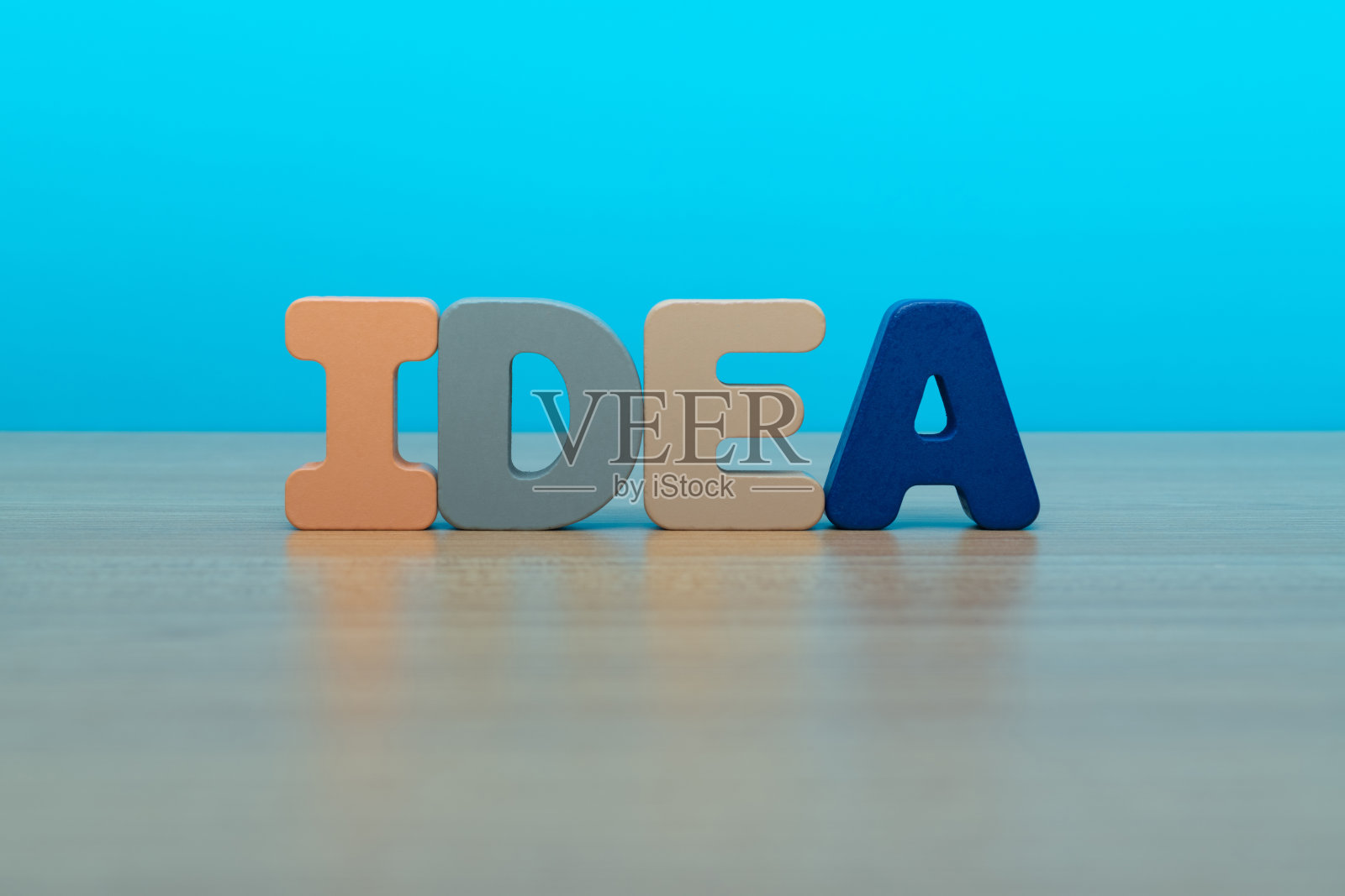 桌子上的木字想法照片摄影图片