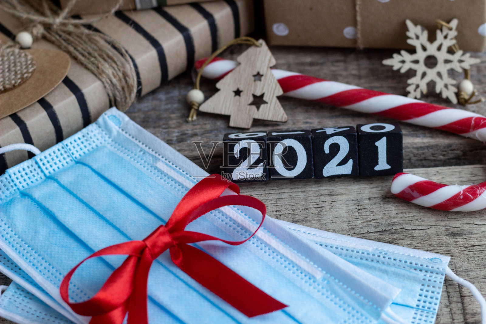 圣诞和新年庆祝概念与礼物,医疗面具和2021年数字照片摄影图片