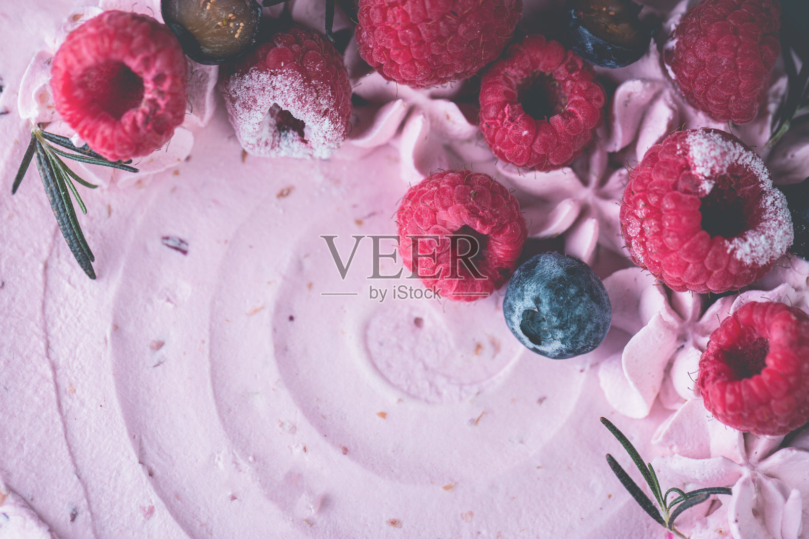 木板上的甜点照片摄影图片