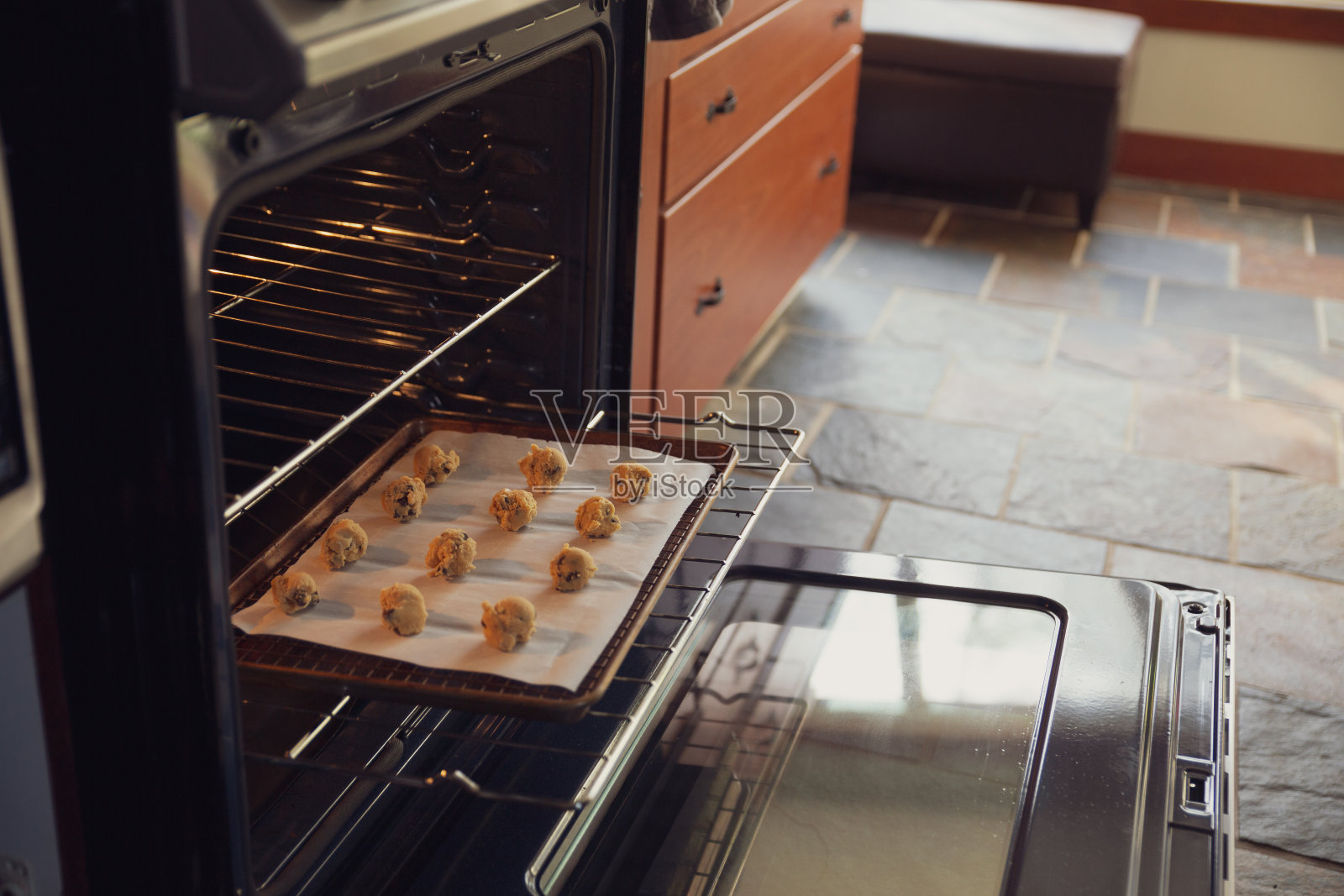 烤盘上有生的巧克力曲奇饼团照片摄影图片