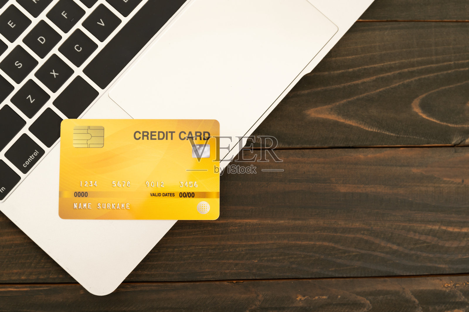 在笔记本电脑键盘上刷信用卡照片摄影图片