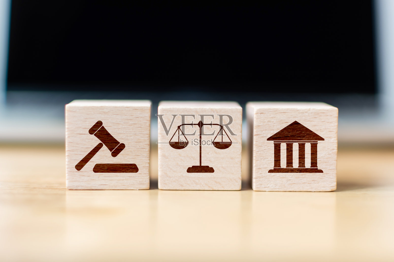 带有法律正义图标的木块立方体照片摄影图片