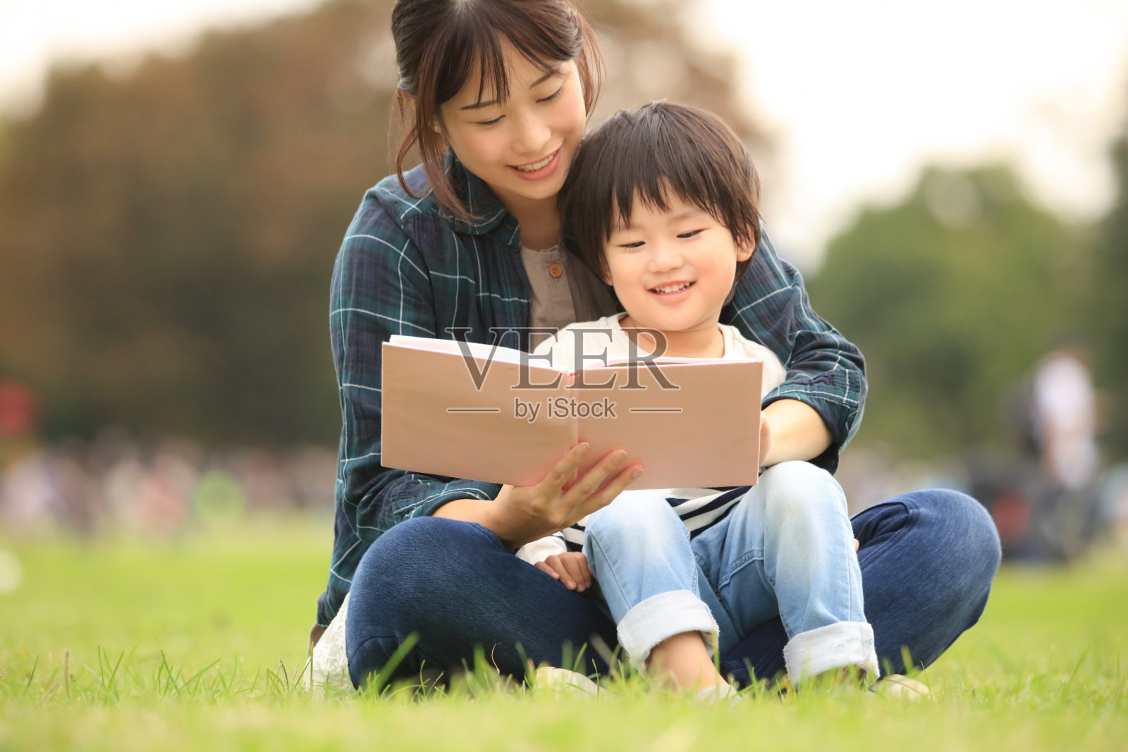 父母和孩子读书照片摄影图片