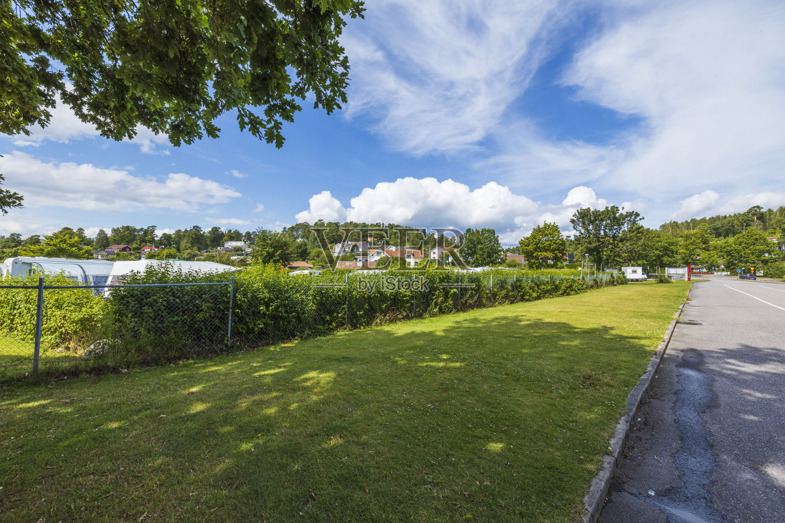 美丽的自然景观景观。柏油路周围是绿色的灌木丛。照片摄影图片