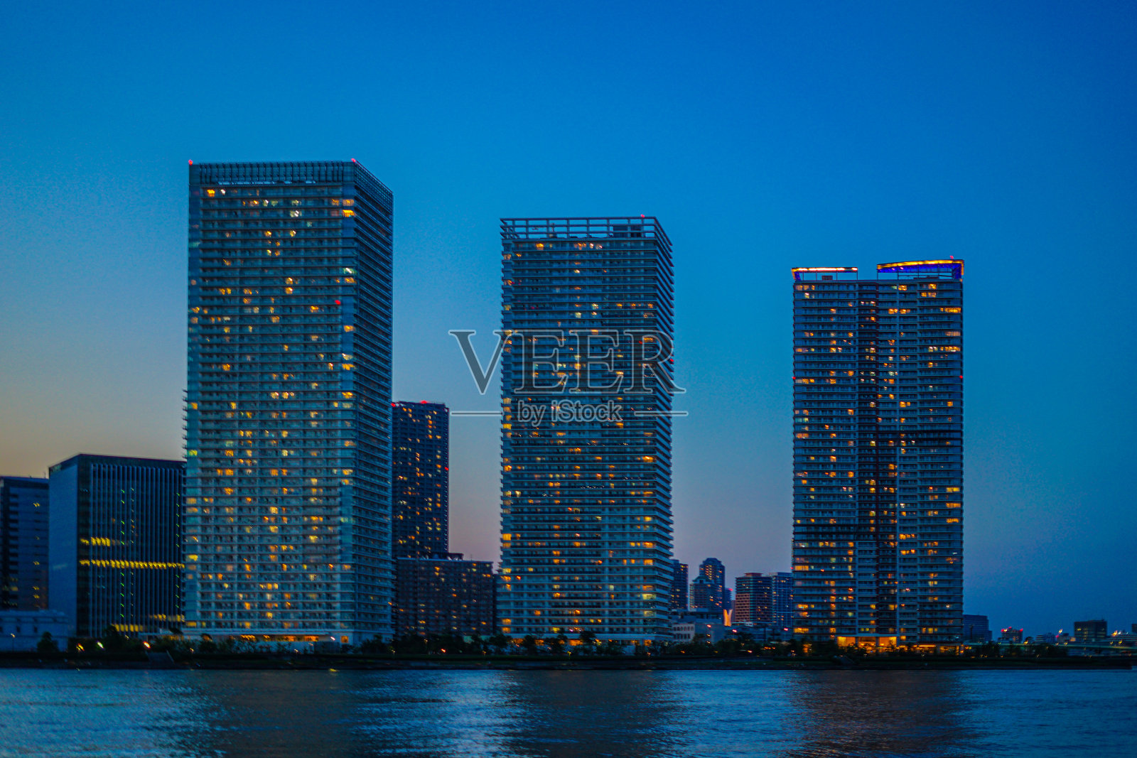 东京中央区高层公寓群及傍晚照片摄影图片