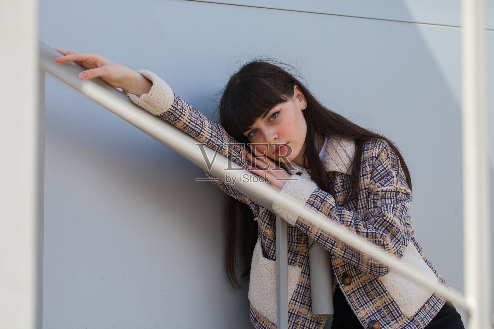 年轻的褐发女刘海的肖像照片摄影图片