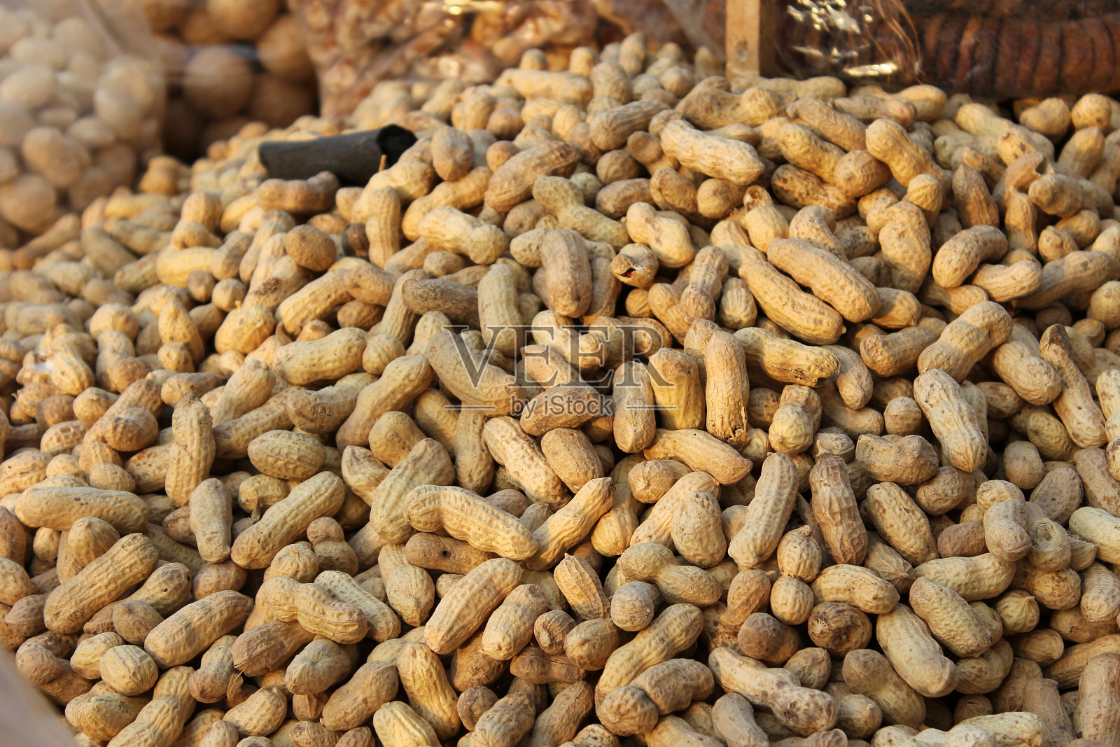 花生堆在花生店里。照片摄影图片