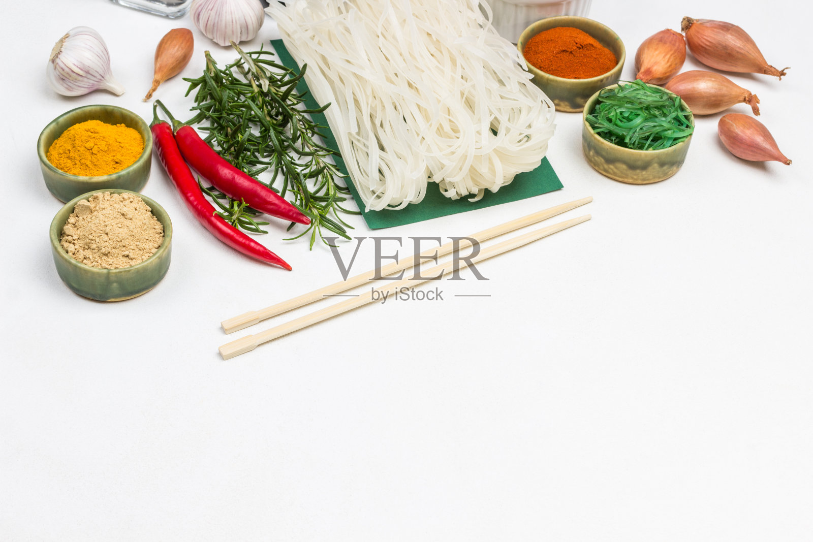 米粉和干香料放在绿色的小碗里。照片摄影图片