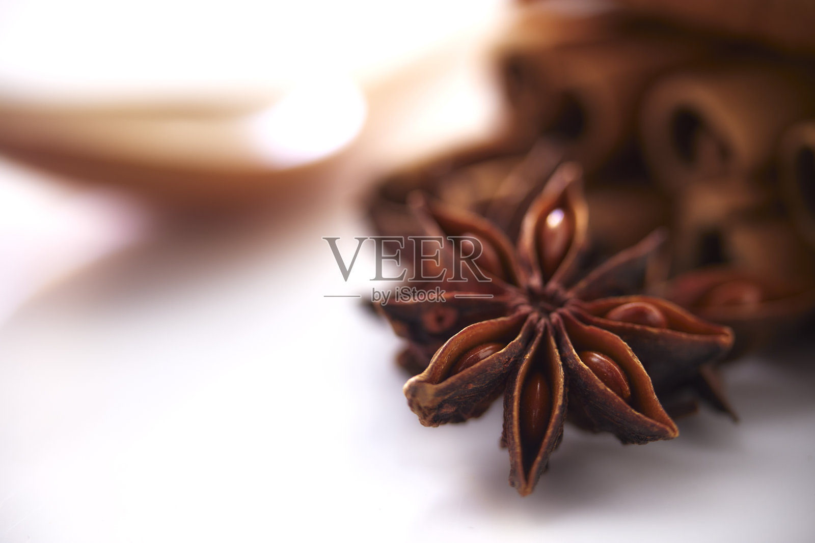 肉桂棒和八角香料照片摄影图片