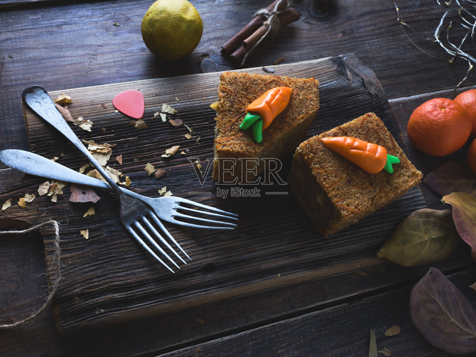 胡萝卜蛋糕,浓咖啡木背景照片摄影图片