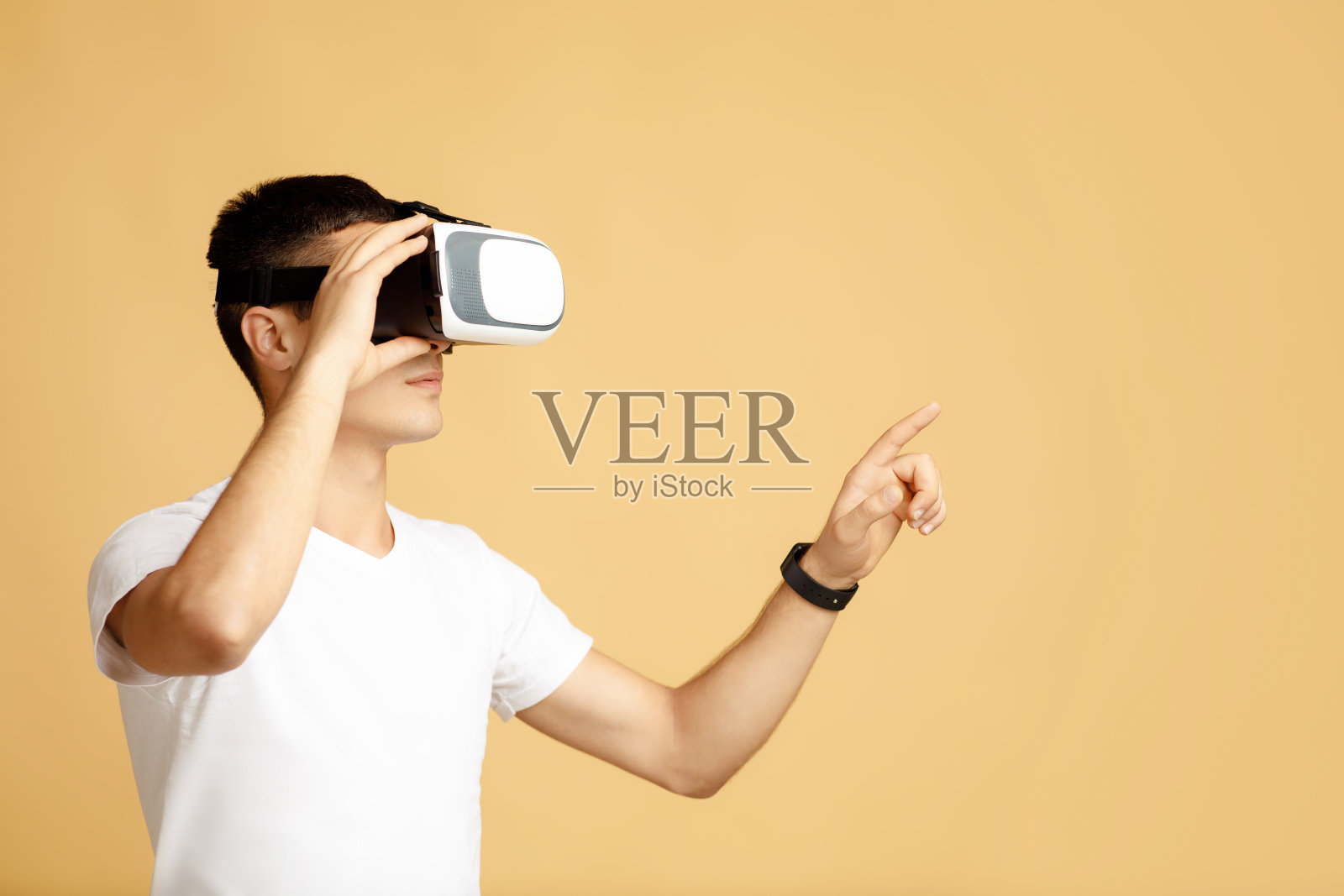 戴眼镜的男人在玩电子游戏照片摄影图片