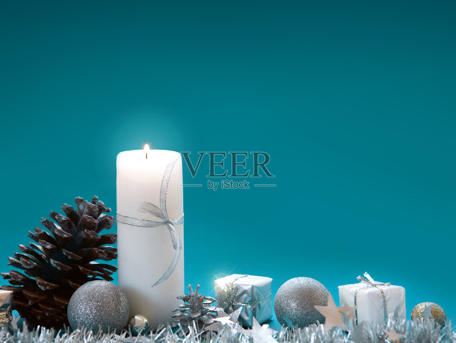 圣诞背景用降临节蜡烛和银色装饰。照片摄影图片