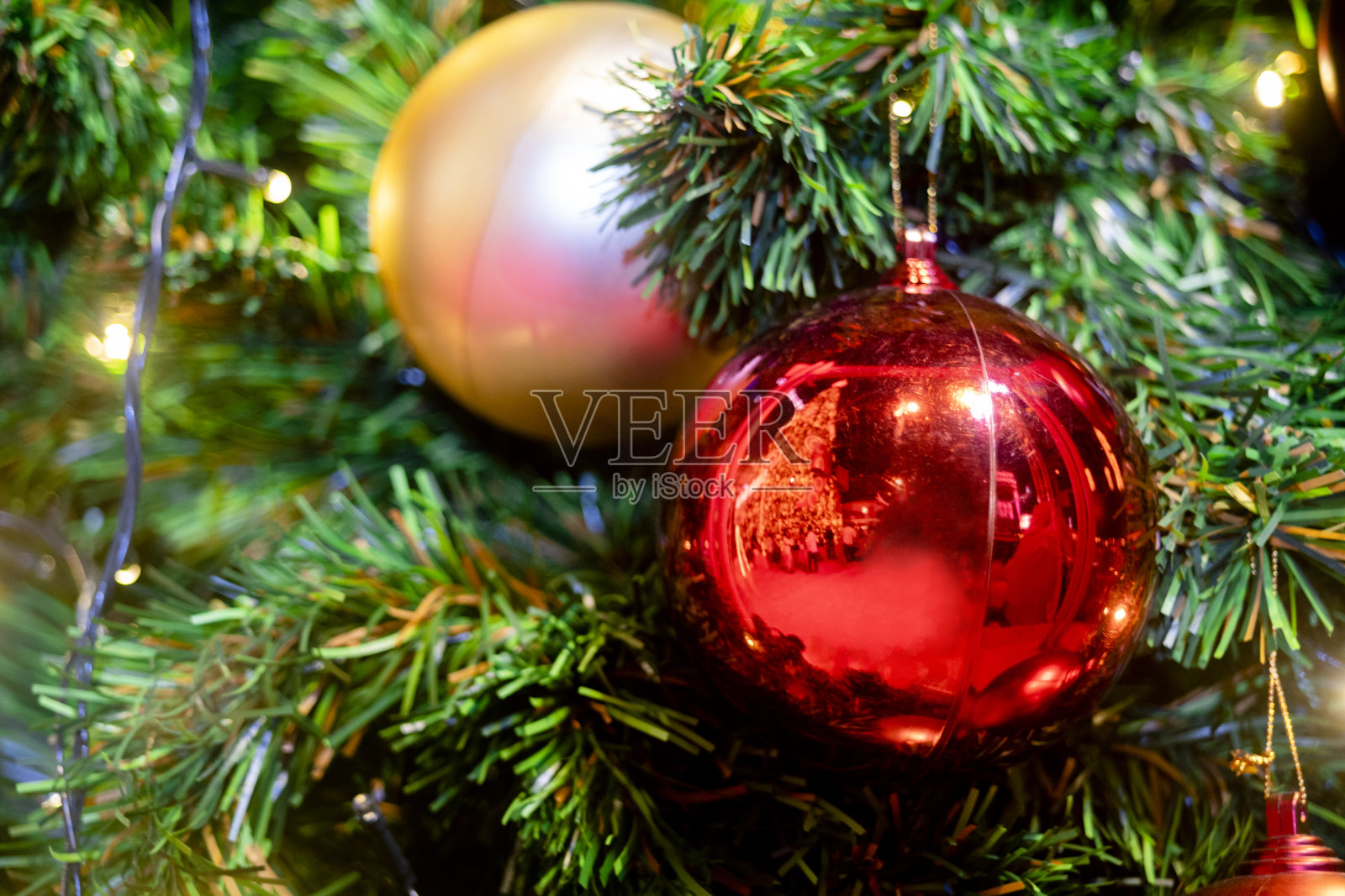 冬青花环上有红色和金色的球。照片摄影图片