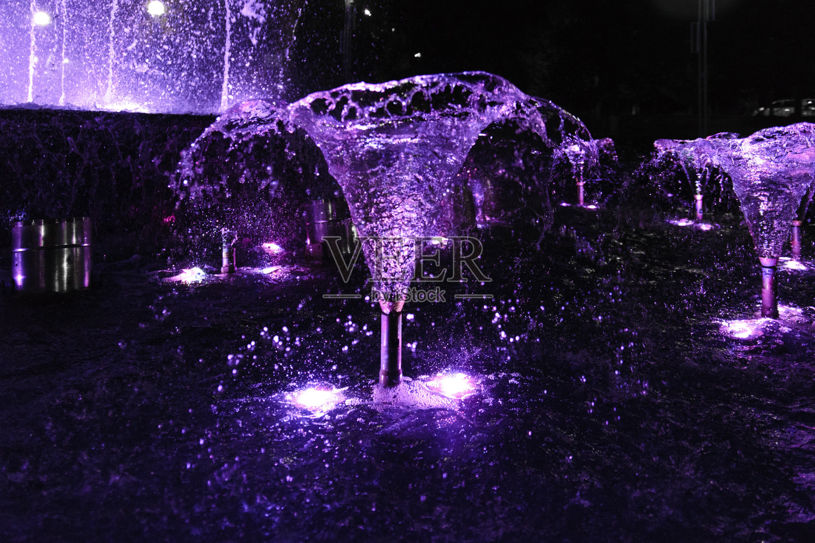 水珠在喷泉里飞溅照片摄影图片