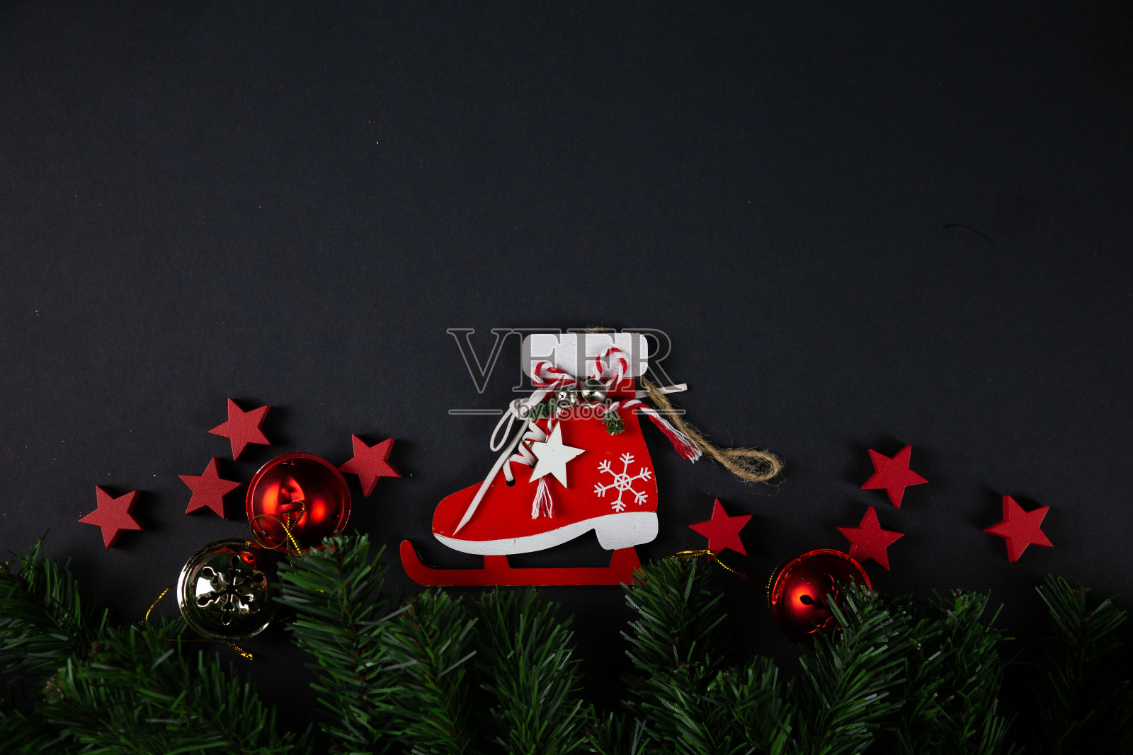 圣诞黑色背景Layflat。云杉树枝,圣诞装饰,公寓。放置文字,雪照片摄影图片