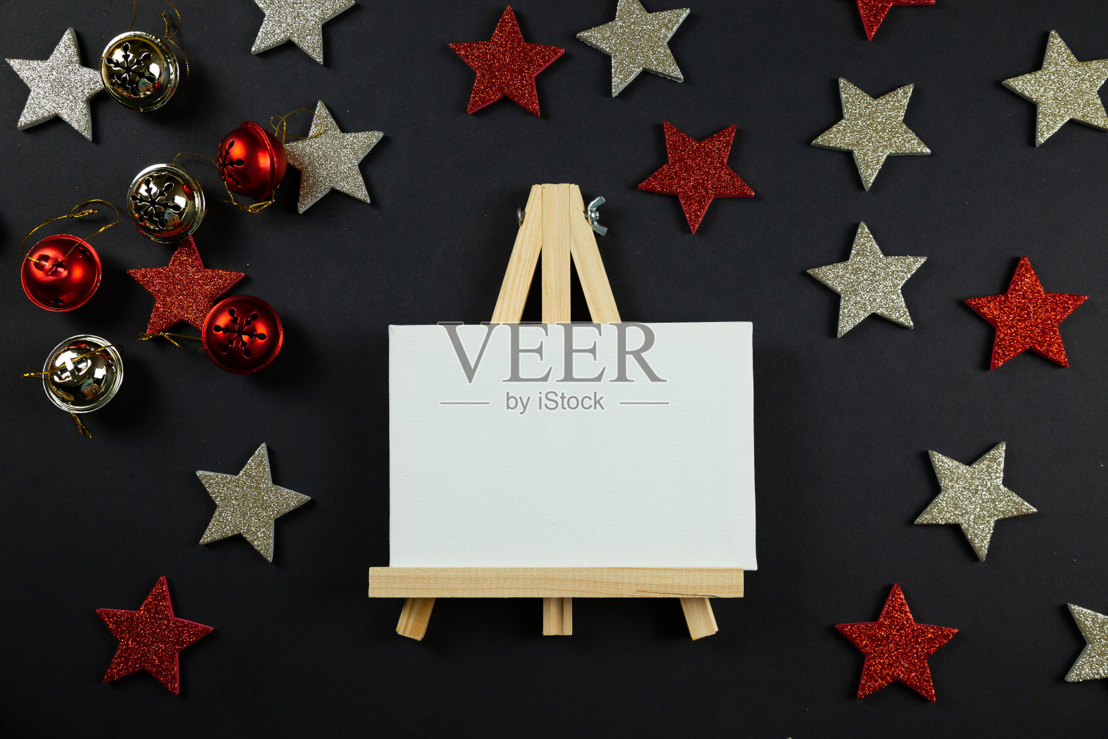 圣诞黑色背景Layflat。黑色背景上的红星,圣诞装饰,平铺。放置文字,雪照片摄影图片