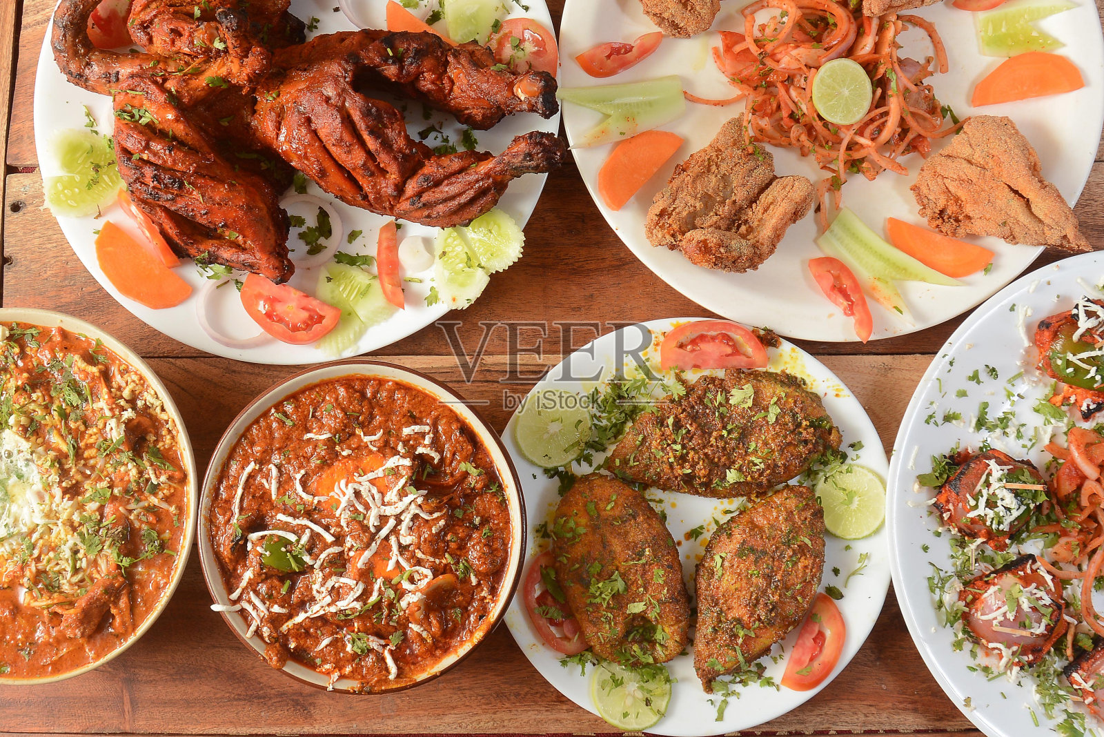 木制背景的什锦印度菜。印度菜的菜肴和开胃菜照片摄影图片