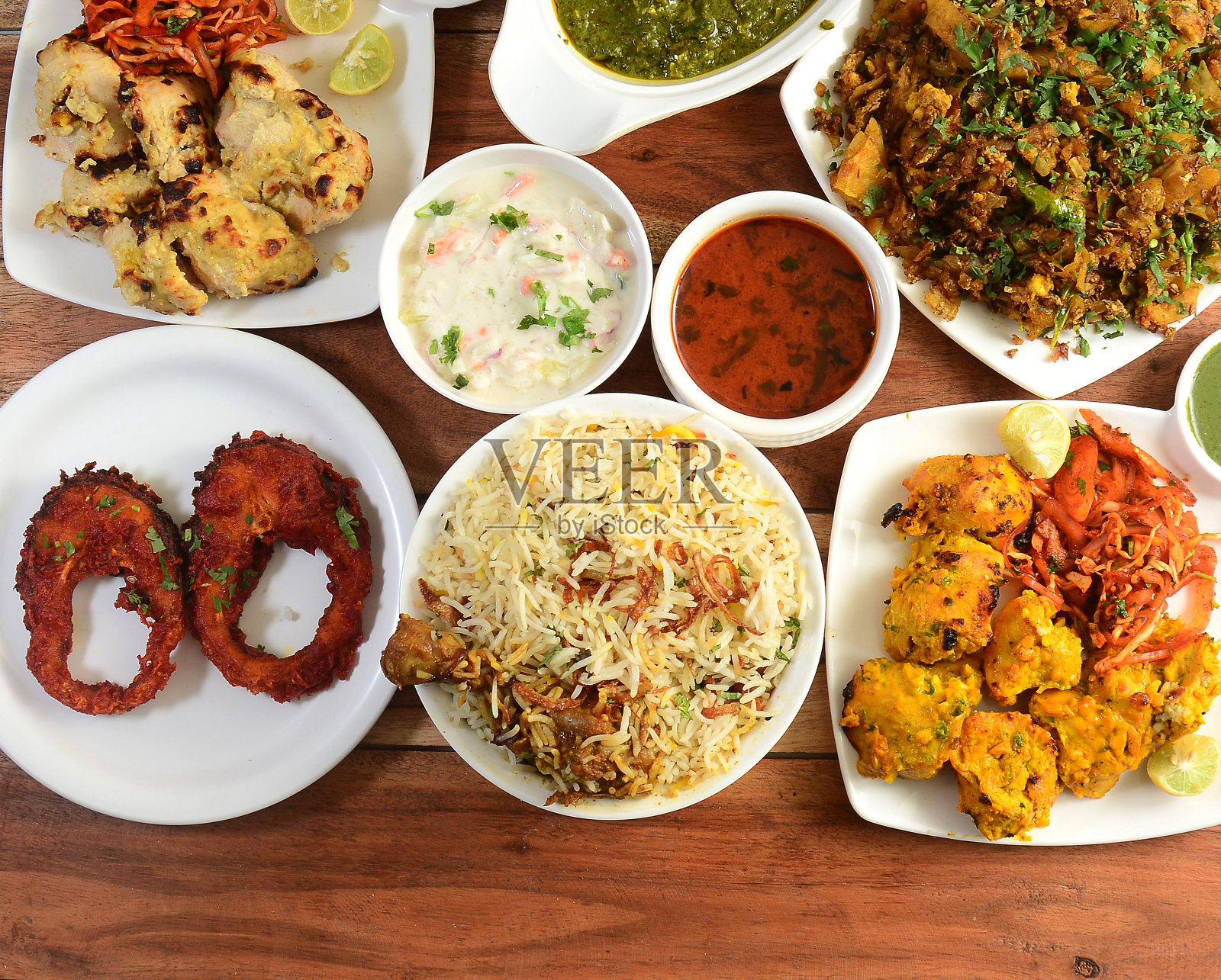 什锦印度食物雷什米烤肉串,阿富汗烤肉串,鸡肉印度饭和炸鱼在木制的背景。印度菜的菜肴和开胃菜照片摄影图片